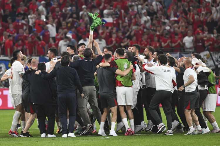 <p>Çeklerin direnişi yetmedi, Türkiye, EURO 2024'te son 16'ya kaldı. (The Standard)</p>
