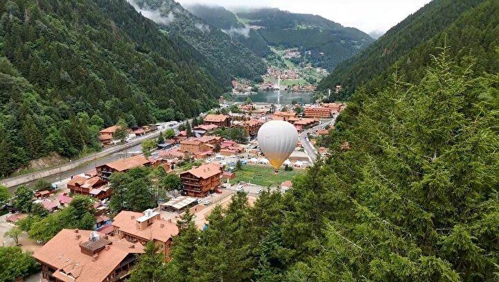 <p><span style="color:#000000"><strong>Türkiye ve Kapadokya'nın en önemli simgelerinden biri haline gelen sıcak hava balonları Trabzon'un Çaykara ilçesindeki doğa harikası Uzungöl'de de turistlere unutulmaz anlar yaşatacak.</strong></span></p>

