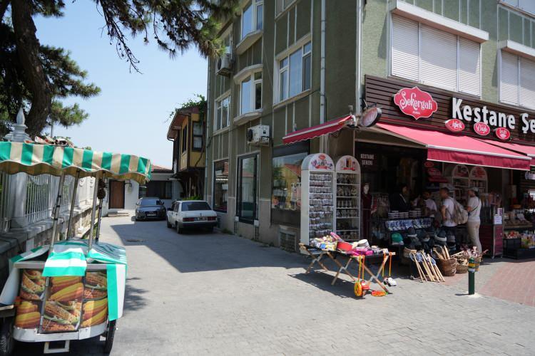 <p>Osmanlı Devleti'nin kurucusu Osmangazi ve oğlu Orhangazi'nin türbelerinin bulunduğu tarihi Osmangazi Mahallesi'nde, 4 katlı apartmanın altındaki dükkanın içerisinde yer alan mezar görenleri hayretler içerisinde bırakıyor.</p>
