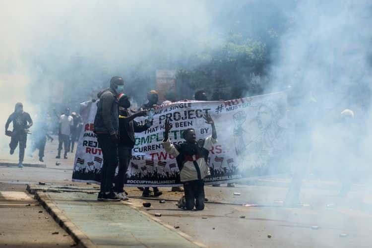 <p>Kenya'da çoğunluğunu gençlerin oluşturduğu göstericiler, 18 Haziran'dan bu yana ülkenin farklı şehirlerinde 2024 Finans Tasarısı'nı protesto ediyor.</p>
