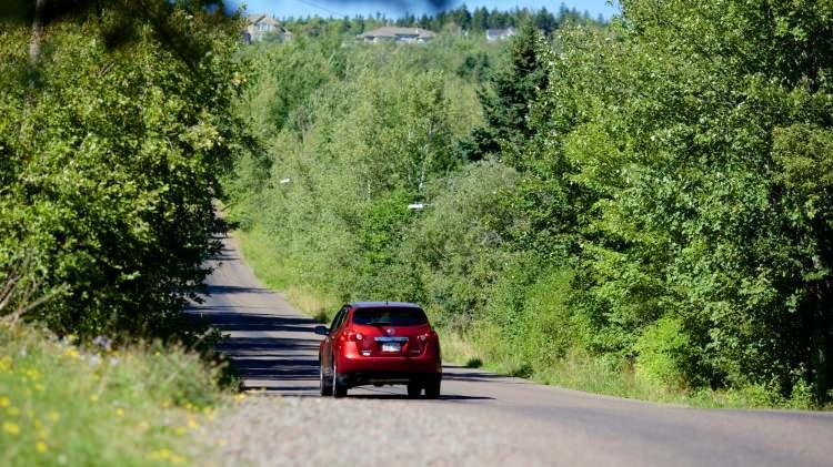 <p>Kanada, New Brunswick'teki Magnetic Hill, arabaların yerçekimine karşı yokuş yukarı yuvarlanıyormuş gibi göründüğü optik bir illüzyon oluşturarak ziyaretçileri şaşırtıyor ve doğaüstü açıklamalara yol açıyor.</p>
