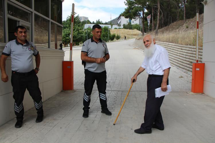 <p>Ardından Amasya Üniversitesi'nde kütüphanenin özel bölümünde torunu yaşındaki matematik öğretmenliği okuyan üniversitelilerden de ders aldı.</p>
<p> </p>