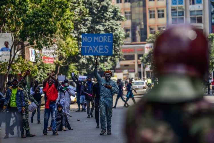 <p>Kenya'nın başkenti Nairobi'deki bugün Meclis binasını basan yüzlerce protestocuya polisin ateş açması sonucu en az 10 kişi ölmüş, onlarca kişi de yaralanmıştı.</p>