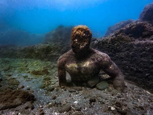 <p>Bir zamanlar lüks bir Roma tatil beldesi olan İtalya'nın Baiae kenti, şimdi su altında kalarak antik kalıntıları ortaya çıkarıyor ve batık şehir efsanelerini ateşliyor. </p>
