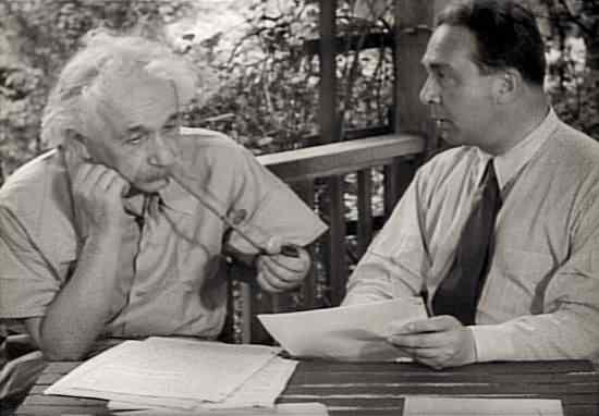 <p>Mektupta sadece Einstein'ın ismi yer alırken, mektup teorik fizikçi tarafından imzalandığı takdirde Başkan'ın dikkatini çekeceğine inanan mucit Leo Szilard tarafından yazılmıştır.</p>

