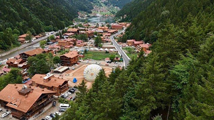 <p><span style="color:#000000"><strong>Uzungöllü genç girişimciler tarafından turizm merkezine getirilen 2 ve 15 kişilik balonlar, büyük bir ilgiyle karşılanırken sıcak hava balonları yapılan denemelerin ardından uçuşlara başlandı.</strong></span></p>
