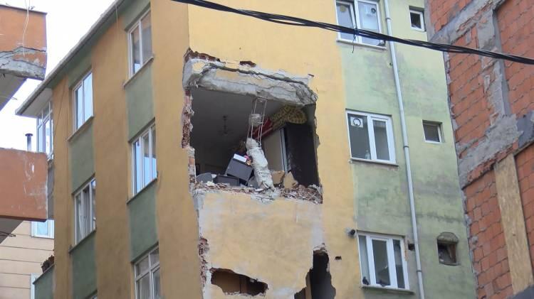 <p>Öte yandan, enkazda bulunan beton parçalarının elle bile parçalandığı görülürken, binanın çökmesinde deniz kumunun etkisi olduğu öğrenildi. Öte yandan binanın yıkıldığı sırada zarar gören ve dün karot örnekleri alınan binalardaki hasarın büyüklüğü de çöken binanın enkazının kaldırılmasının ardından net bir şekilde görüldü. 3 binadan alınan karot örneklerinin laboratuvar sonuçlarının ardından bu binaların da hakkında karar verilecek.</p>
<p> </p>