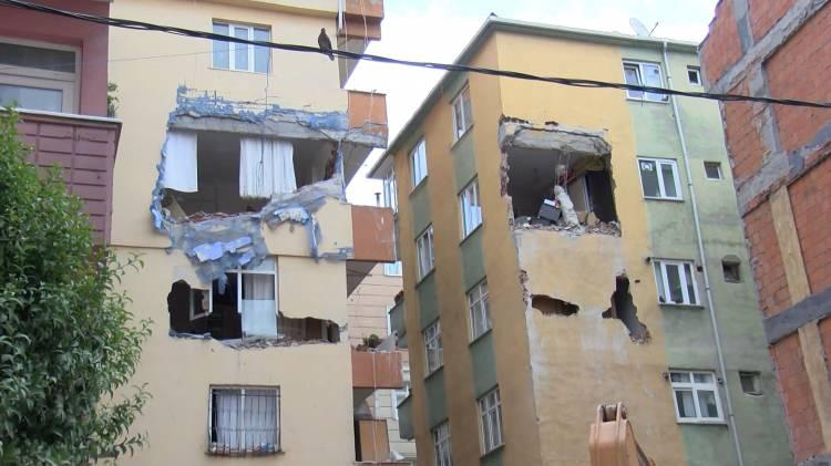 <p>Çöken binanın enkazında incelemelerde bulunan Kentsel dönüşüm uzmanı ve Yüksek mühendis Cevdet Şentürk, 2000 yılı öncesindeki binaların büyük kısmının yıkanmayan deniz kumuyla ve kalitesiz betonla yapıldığını belirterek, "İstanbul'da 60 bin ağır ve çok ağır hasarlı bina var. 6 milyon konutun bulunduğu İstanbul'da acilen kentsel dönüşüm çalışmalarının arttırılması gerekir. 10 binadan 7'si 2000 yılı öncesi yapılan binalar kalitesiz betondan ve yıkanmadan elenmeden deniz kumlarıyla yapılmış.</p>
<p> </p>