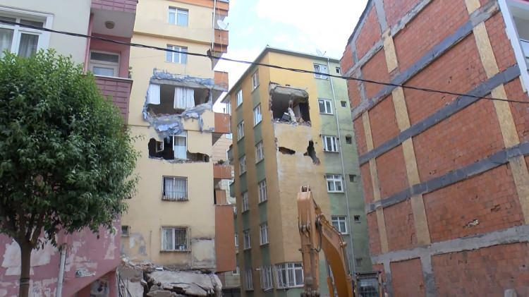 <p>Çöken binada da alt kısmı 2000 yılı öncesi ve deniz kumuyla yapılan betondan üstüne yapılan kaçak katlar ise son dönem betonlardan yapılmış. Alt çökmüş üstündeki kaçak kat sağlam duruyordu. O yükü kaldıracak güçte olmadığı için çökmüş. Allahtan önceden uyarı vererek çökmüş yoksa felaket yaşanabilirdi" dedi.</p>
<p> </p>