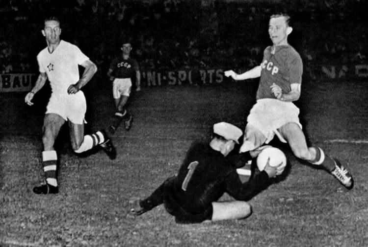 <p>Avrupa'da çok az turnuva Uefa Avrupa Şampiyonası kadar geniş çapta takip ediliyor.</p>
<p> </p>
<p>İlk kez 1960 yılında dört maçlık bir müsabaka olarak düzenlenen Avrupa Şampiyonası, günümüzde oldukça genişleyerek 24 takımlı, bir ay süren bir etkinliğe dönüştü ve bu yaz Almanya'da düzenlenecek 17. turnuvada on şehirde 51 maç oynanacak.</p>