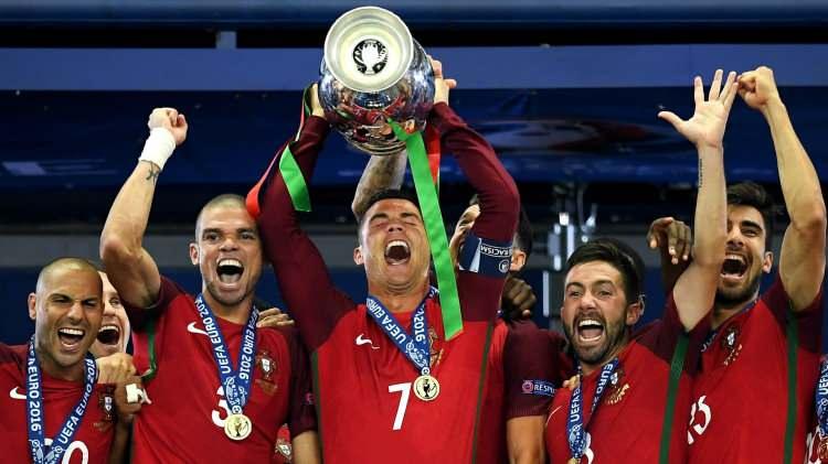 <p>Uefa, Hindistan, Çin ve ABD gibi büyük pazarlarda izleyici sayısındaki artışın yanı sıra, bir önceki turnuvanın sosyal medya platformlarında 7,5 milyar görüntüleme ve etkileşime ulaştığını ve bunun bir turnuva rekoru olduğunu da kaydetti..</p>
<p> </p>
<p> </p>