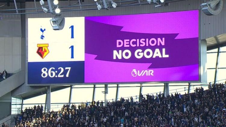 <p>O tarihten bu yana VAR'ın kullanımı, tüm üst düzey erkek milli takım ve kulüp müsabakaları, UEFA Kadınlar Şampiyonlar Ligi ve UEFA Kadınlar EURO'su dahil olmak üzere diğer müsabakalara da yayıldı.</p>