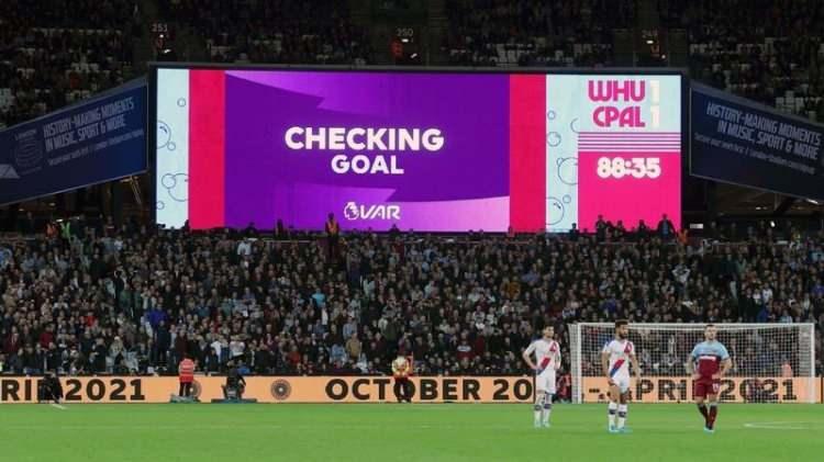 <p>VAR, kapsamlı testler ve hakem eğitiminin ardından 2019 yılında UEFA Şampiyonlar Ligi'nde kullanılmaya başlandı</p>
