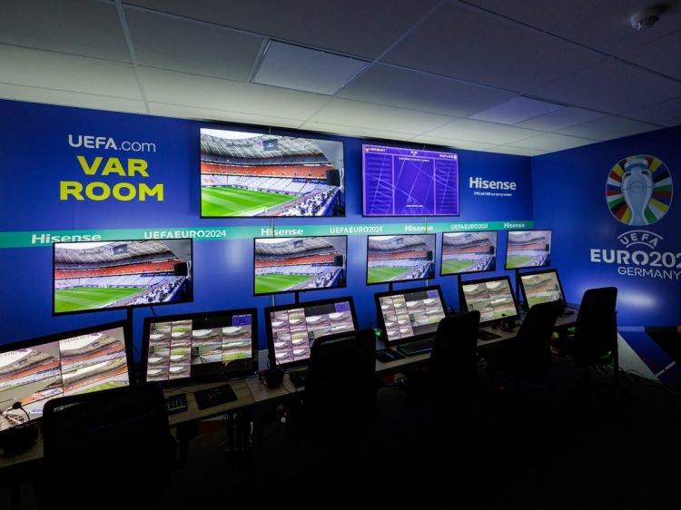 <p><strong>UEFA EURO 2024'TE VAR NASIL ÇALIŞACAK?</strong></p>
<p> </p>
<p>Tüm UEFA Avrupa Futbol Şampiyonası maçlarında iki video yardımcı hakem (AVAR) ve üç video operatörü ile birlikte bir VAR bulunacaktır. Leipzig'deki uluslararası yayın merkezindeki futbol teknolojileri merkezinde (FTECH hub) bu hizmeti vermek üzere dört video operasyon odası (VOR) inşa edilmiştir.</p>