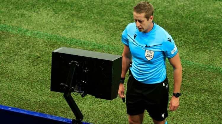 <p>VAR ekibi, aşağıdaki dört maç değiştiren durumla ilgili açık ve bariz hataları sürekli olarak kontrol edecektir:</p>
<p> </p>
<p><strong>1) hedefler</strong></p>
<p> </p>
<p><strong>2) ceza sahası içindeki olaylar</strong></p>
<p> </p>
<p><strong>3) kırmızı kartlar</strong></p>
<p> </p>
<p><strong>4) yanlış kimlik</strong></p>