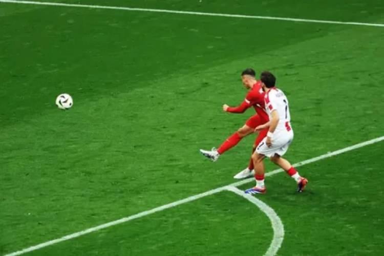 <p>Oyuncu pozisyon verilerini yapay zeka ile birleştiren bu yenilik, UEFA'nın yarı otomatik ofsayt teknolojisine (SAOT) katkıda bulunuyor ve daha hızlı maç içi kararları desteklemenin anahtarı olacak.</p>

<p> </p>

<p>Bağlantılı top teknolojisi ayrıca VAR görevlilerinin topa her bir dokunuşu tespit etmesine yardımcı olarak hentbol ve penaltı olaylarını çözmek için harcanan zamanı azaltabilir.</p>

