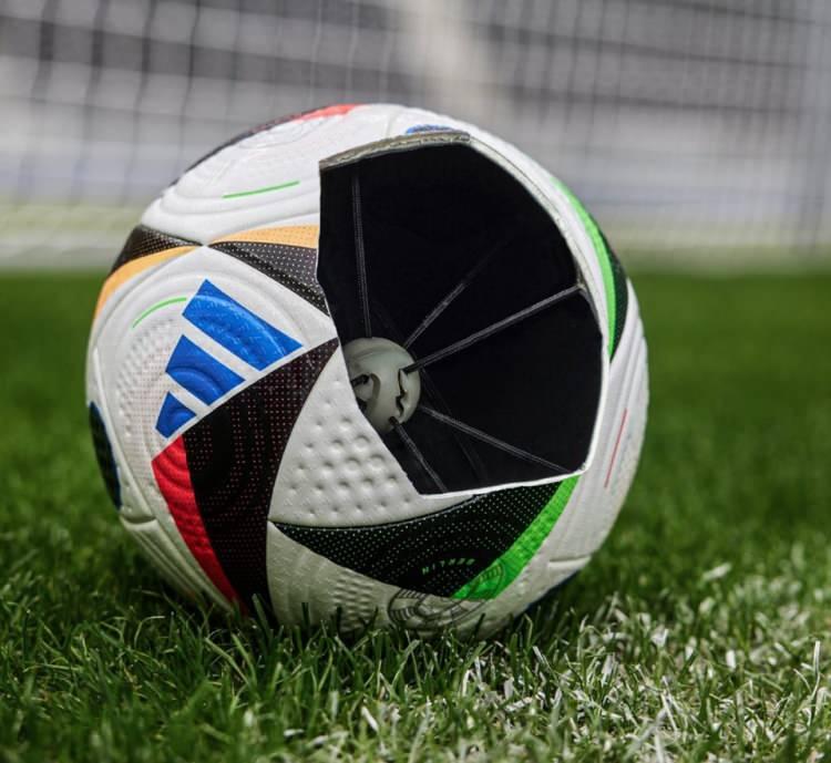 <p>UEFA Avrupa Futbol Şampiyonası'nda ilk kez resmi maç topu, hassas top verilerini gerçek zamanlı olarak video maç görevlilerine gönderen adidas bağlantılı top teknolojisine sahip olacak.</p>