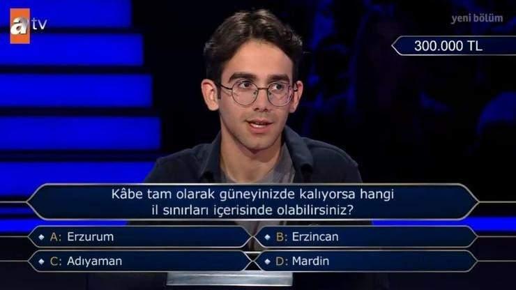 <p><span style="color:#000000"><strong>Ancak ilerleyen dakikalarda yarışmacının karşısına 300 Bin TL değerindeki "Kabe tam olarak güneyinizde kalıyorsa hangi il sınırları içerisinde olabilirsiniz?" sorusu çıktı.</strong></span></p>
