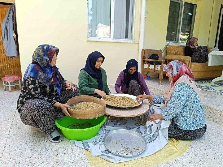 <p><strong>Ulukale ve Bozağaç Köyleri Tarımsal Kalkınma Kooperatifi Başkanı ve aynı zamanda dut üreticisi Necmettin Duman, ''Ulukale ve Bozağaç köylerinde üretilmekte olan Ulukale dutu yaklaşık olarak yılda ortalama 500 ton rekolte vermektedir. Rekoltemiz hava şartlarına göre değişmektedir. Ancak ortalama yıllık 400 ton ürün alabiliyoruz. </strong></p>
