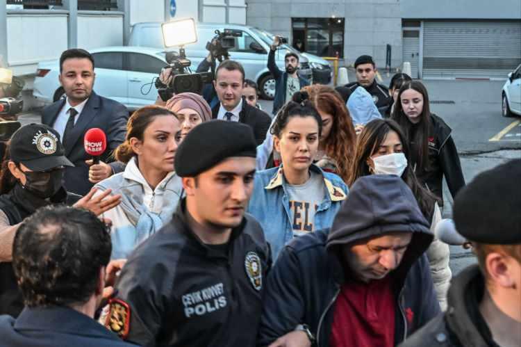 <p><strong>DİLAN POLAT CEZAEVİNE GERİ GÖNDERİLDİ</strong></p>
<p>'Gerekirse hastaneye götürülür' diyen hakim Dilan Polat'in cezaevine geri gönderilmesine karar verdi. </p>