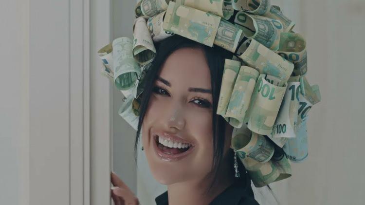 <p>Tutukluluğu sürerken Bakırköy Ruh ve Sinir Hastalıkları Hastanesi’nde tedaviye alınan Polat, annesini 116, anneannesini ise 6 parçaya ayıran Rabia Çataklı ile aynı koğuşa konulmuştu.</p>
<p> </p>