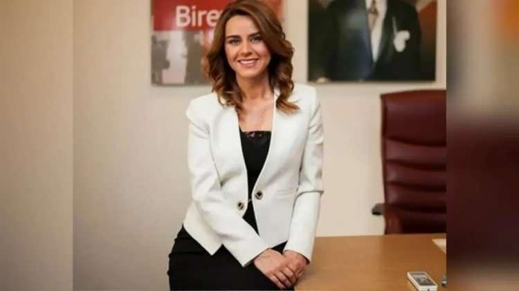 <p><span style="color:#B22222"><strong>CANDAN KARDEŞLERLE KALIYORDU</strong></span></p>
<p> </p>