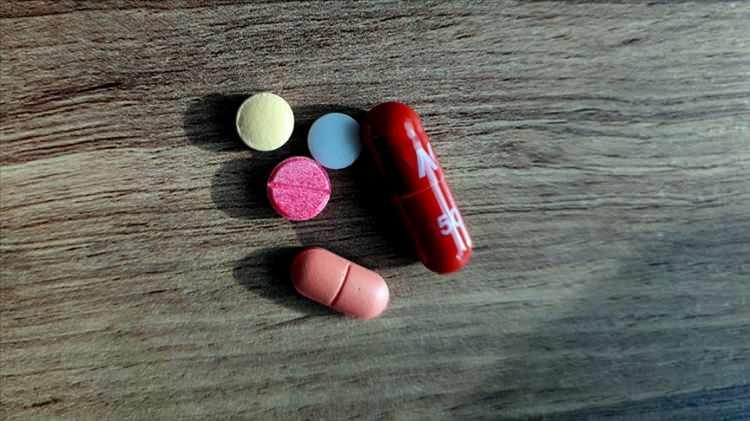 <p><em><strong>Bu işlem i&ccedil;in de doktordan bana bir para ge&ccedil;işi olmuyor. Doktorun verdiği bilgilere g&ouml;re obezite ve kadın izlemelerini girdim. Verilerin asılsız olduğunu bilmiyordum. Mustafa &Ouml;. s&uuml;rekli verileri kontrol ediyordu. Veriler girilmediği ya da ge&ccedil; girildiğinde bana mobbing uyguluyordu. Bana karşı davranışı ve &uuml;slubu değişiyordu. Bu durumdan &ccedil;ok rahatsızdım. Bana hemşiresi gibi değil, emri altında &ccedil;alışan bir iş&ccedil;i gibi davranıyordu. Karşılaştığım tutumların son bulması adına istediği verileri girmeye başladım. &Ouml;ncesinde de hastaları arayıp aile sağlığı merkezine davet etmedim. Tek yaptığım doktorun verdiği bilgileri sisteme girmek oldu" </strong></em>diye konuştu.</p>
