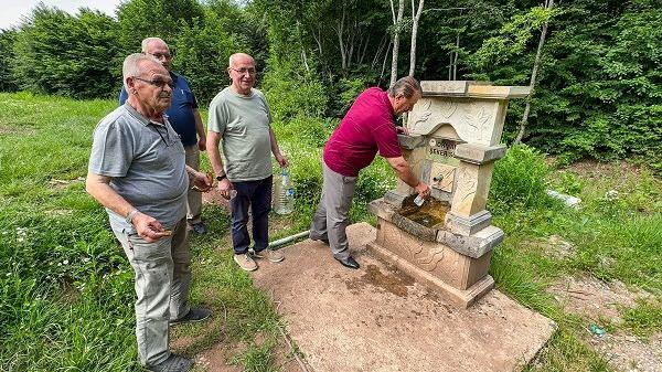 <p><span style="color:#000080"><em><strong>"ŞEKER 500'DEN AŞAĞI D&Uuml;ŞM&Uuml;YORMUŞ. SUDAN İ&Ccedil;TİKTEN SONRA 100'E D&Uuml;ŞM&Uuml;Ş"</strong></em></span></p>

<p>Şeker &ccedil;eşmesi hakkında bilgi aktaran Kapıağzı k&ouml;y&uuml;n&uuml;n muhtarı Bayram Yıldırım, <span style="color:#800000"><em><strong>&ldquo;Burası Niksar'a 27 kilometre uzaklıkta bulunuyor. K&ouml;y&uuml;m&uuml;z 8 mahalleden oluşuyor. Bu su şeker hastalığına &ccedil;ok yarayışlıdır. Buraya su doldurmaya &ccedil;ok gelen oluyor. Bu sudan &ccedil;ok i&ccedil;en oluyor. Samsun, Amasya ve Sivas başta olmak &uuml;zere her taraftan geliyorlar. Bu su şifalıdır. Bu &ccedil;eşmeyi Orman M&uuml;d&uuml;rl&uuml;ğ&uuml; yapmıştı.&nbsp;</strong></em></span></p>
