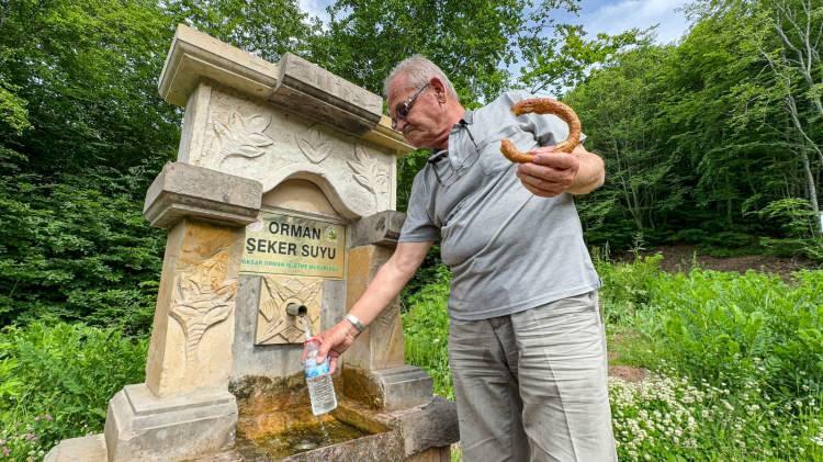 <p><span style="color:rgb(128, 0, 0)"><em><strong>Doktor da nerede durdunuz ki değerler d&uuml;şm&uuml;ş diye sormuş. Ondan sonra devamlı bu sudan kullanmaya başladılar. Bunu duyup bu sudan alan şifasını g&ouml;rd&uuml;, i&ccedil;en şifasını g&ouml;rd&uuml;&rdquo;</strong></em></span>&nbsp;diye konuştu.</p>
