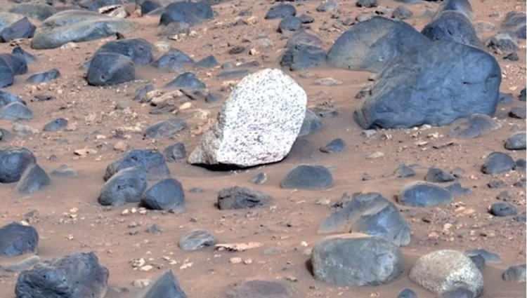 <p><strong><span style="color:#B22222">BEYAZ AÇIK TONLU BİR KAYA BULUNDU</span></strong></p>

<p> </p>

<p>Özellikle antik Jezero kraterini araştırmak üzere 2021 yılında Kızıl Gezegen'e inen keşif aracı, bu ayın başlarında Mars topraklarında türünün ilk örneği olan gizemli, açık tonlu bir kaya parçası buldu.</p>
