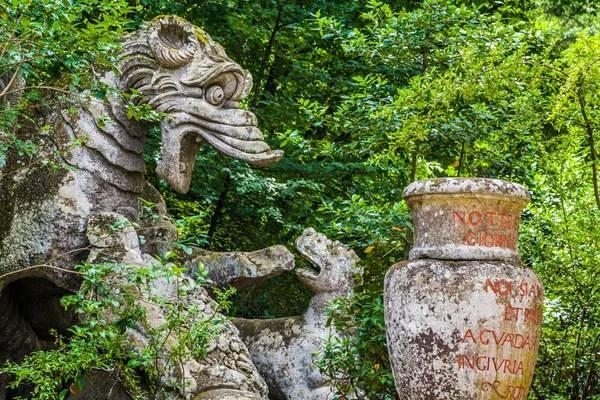 <p>16. yüzyılda oluşturulan park, ziyaretçiler arasında merak ve tefekkür uyandırmak için tasarlanmış korkunç heykelleri ve mitolojik figürleriyle tanınır. </p>
