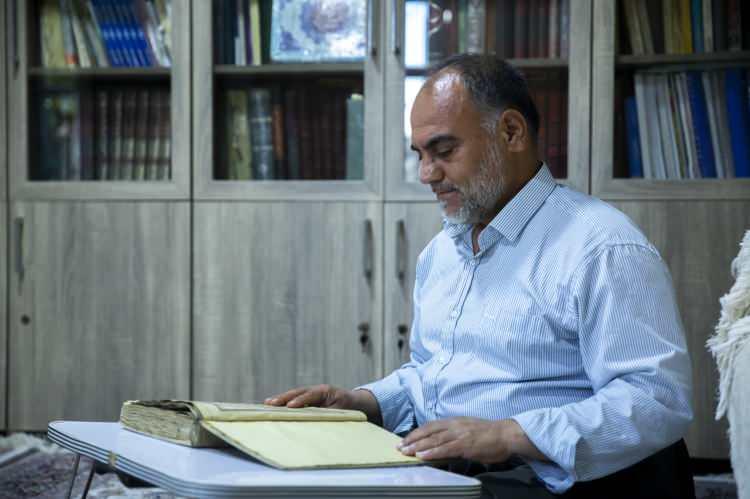 <p>Kur’an-ı Kerim’i yıllardır büyük bir özveriyle koruyan Habib,<em><strong> “Bu eser bize miras kaldı ve onu korumakla görevliyiz. Irak Müzesi de yüksek para karşılığında almak istedi ancak bunu kabul etmedik.”</strong></em> diye konuştu.</p>