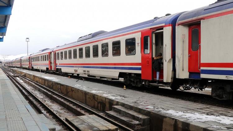 <p>Ulaştırma ve Altyapı Bakanı Abdulkadir Uraloğlu, TCDD Taşımacılık A.Ş. Genel Müdürlüğü tarafından 1 Nisan’dan itibaren yüksek hızlı (YHT), anahat ve bölgesel trenlerde uygulanmaya başlanan emeklilere yüzde 10 indirim kampanyasından faydalanan emekli vatandaş sayısının 62 bin kişiye ulaştığını söyledi.</p>
