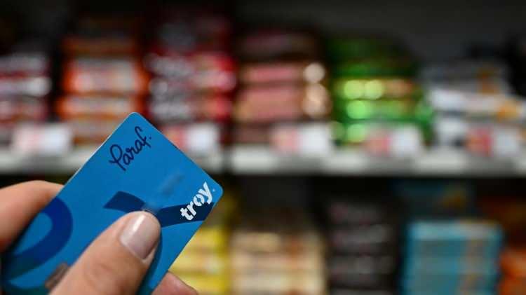 <p>Yerli ve milli ödeme sistemi olan Troy ile bankalarla yapılan protokol çerçevesinde emekli kartları aracılığıyla fatura ödemelerinde, eczane ve market harcamalarında belirlenen üst limit dahilinde, giyim mağazalarında indirimler tanımlanacak.</p>