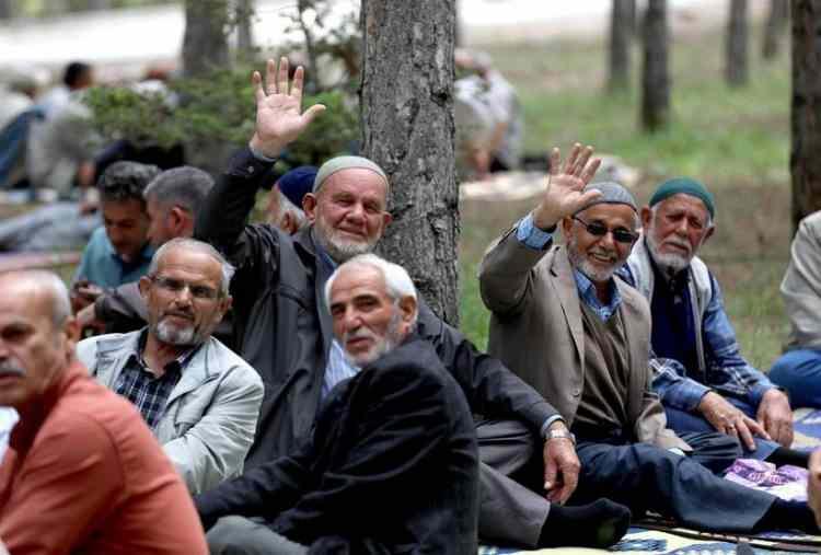<p><span style="color:#B22222"><strong>Emekli indiriminden kimler yararlanabilir?</strong></span></p>
<p>İndirimden emekli aylığı almakta olanların yanı sıra ölüm aylığı alanlardan sadece dul aylığı alanlar ile anne, baba sıfatıyla gelir ve aylık alanlar da yararlanabilecek.</p>