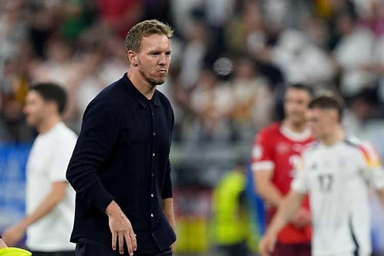 <p>Nagelsmann en genç teknik adam</p>

<p>Almanya Milli Takımı Teknik Direktörü Julian Nagelsmann, turnuva tarihinin en genç teknik direktörü oldu.</p>

<p>Nagelsmann, İskoçya maçında 36 yaş 327 günlükken takımının başında sahaya çıktı.</p>

<p>Alman teknik adam, EURO 2000'de Slovenya'yı çalıştıran Srecko Katanec'in 36 yaş 333 günlük rekorunu geride bıraktı.</p>
