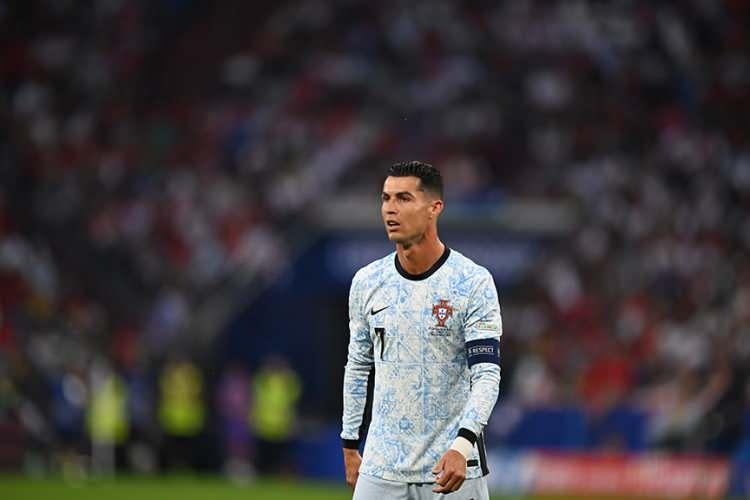 <p>Ronaldo, 6 turnuvada oynayan ilk oyuncu</p>

<p>Portekiz'in yıldızı Cristiano Ronaldo, EURO 2024'te sahaya çıkarak 6 Avrupa Şampiyonası'nda oynayan ilk futbolcu olmayı başardı.</p>

<p>Daha önce EURO 2004, 2008, 2012, 2016 ve 2020'de mücadele eden tecrübeli futbolcu, turnuva tarihinin en çok maça çıkan (28) ve en fazla gol atan (14) oyuncusu konumunda da bulunuyor.</p>
