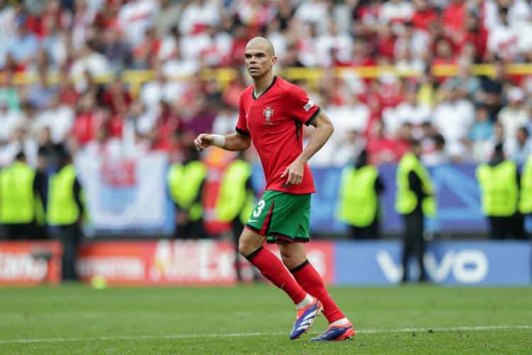 <p>Pepe en yaşlı futbolcu</p>

<p>Portekiz'in savunma oyuncusu Pepe, Avrupa Şampiyonası tarihinin en yaşlı futbolcusu ünvanını elde etti.</p>

<p>Pepe, Çekya maçında ele geçirdiği rekoru, Türkiye müsabakasında 41 yaş 117 günlükken forma giyerek geliştirdi.</p>

<p>Tecrübeli oyuncu, futbolseverlerin aklında maçlarda giydiği gri eşofmanlıyla yer eden Macar kaleci Gabor Kiraly'nin 40 yaş 86 günlük rekorunu kırdı.</p>
