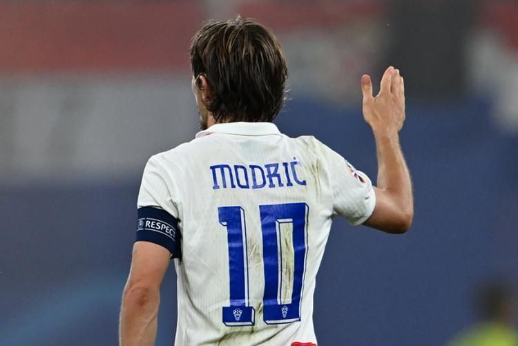 <p>Modric, turnuva tarihinin en yaşlı golcüsü</p>

<p>Hırvat futbolcu Luka Modric, İtalya filelerini havalandırarak Avrupa Şampiyonası tarihine geçti.</p>

<p>Modric, İtalya'ya 38 yaş 289 günlükken attığı golle Avrupa Şampiyonası tarihinin en yaşlı golcüsü oldu.</p>
