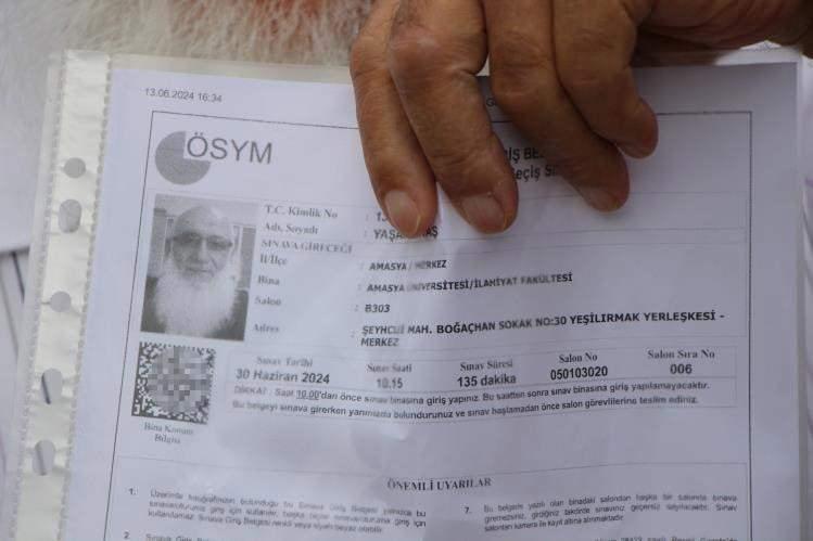 <p>Amasya Üniversitesi İlahiyat Fakültesi'ndeki sınav salonunun girişine ilk gelenler arasında olan Aktaş,<em><strong> “Bu sınava 4. girişim. İnşallah bu sefer kazanacağım. Çok çalıştım” dedi. İlkokul diplomasına mezun olduğu okulun sisteminde bulamaması üzerine ulaşamayan ve 70 yaşındayken açık öğretime başvurup sırasıyla ilköğretim, lise ve iki yıllık ilahiyat bölümünü başarıyla bitiren emekli elektrik teknisyeni Aktaş, “Okumak çok güzel bir şey. Ölünceye, mezara kadar okuyacağım” </strong></em>diye konuştu.</p>
<p> </p>
