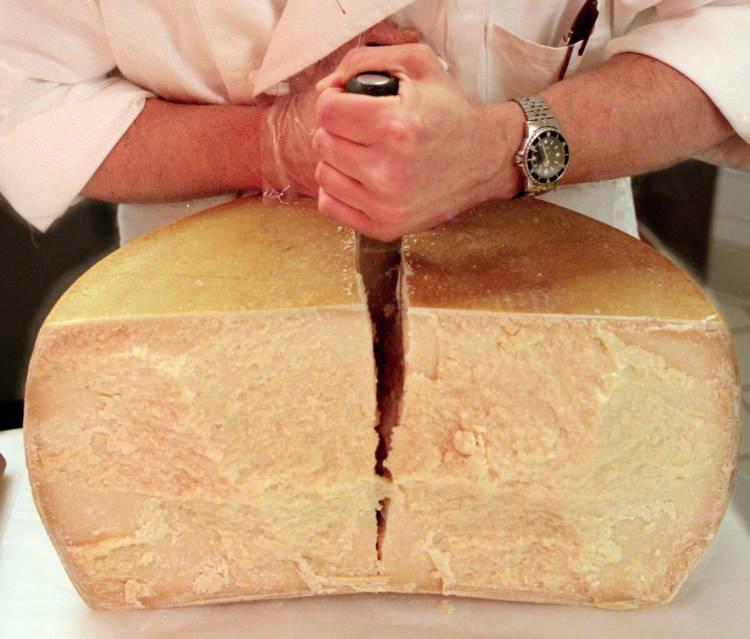 <p><span style="color:#B22222"><strong>4. İTALYA'DA PARMESAN İSTEMEK</strong></span></p>
<p>İtalya’da pizzaya parmesan koymak günah olarak görülüyor. Ayrıca, İtalya’daki pek çok makarnaya parmesan koyulmaz. Örneğin, Roma’da koyun sütünden yapılan geleneksel peynir pecorino'dur ve birçok klasik makarna tarifinde parmesan yerine bu peynir kullanılıyor, bu sebeple size parmesan teklif edilmediyse tercih etmemelisiniz.</p>