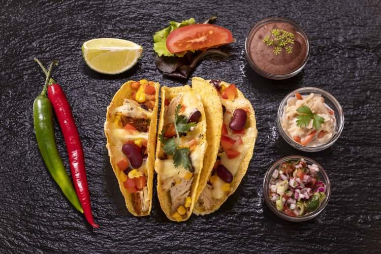 <p><span style="color:#B22222"><strong>7. MEKSİKA'DA TACO'YU ÇATAL VE BIÇAK İLE YEMEK</strong></span></p>
<p>Meksikalılar çatal ve bıçakla taco yemenin züppece göründüğünü düşünüyor. Onlara göre bu davranış, gümüş çatal bıçak takımıyla hamburger yemeye benziyor. Bu yüzden tacoyu ellerinizle yemelisiniz.</p>