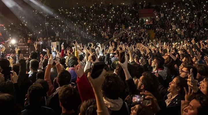 <p>Sanatçılar, konser biletlerinin yüksek fiyatları ve yoğun katılım sayesinde büyük gelirler elde ediyor. Ayrıca, konserlerde satılan ürünler ve sponsorluk anlaşmaları da sanatçıların kazançlarını artıran diğer faktörler arasında.</p>
<p> </p>