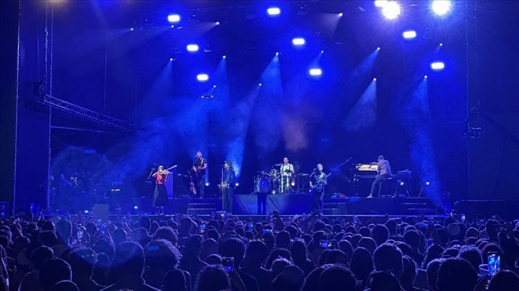 <p>Konserlerden elde edilen gelirler, sanatçıların müzik kariyerlerine yatırım yapmalarını ve daha büyük projelere imza atmalarını sağlıyor.</p>
<p>Bu durum, Türk müzik endüstrisinin büyümesine ve uluslararası alanda daha fazla tanınmasına katkıda bulunuyor. Sanatçılar, konser gelirleriyle sadece kendilerine değil, aynı zamanda müzik sektörüne de önemli katkılar sağlıyor.</p>
<p> </p>