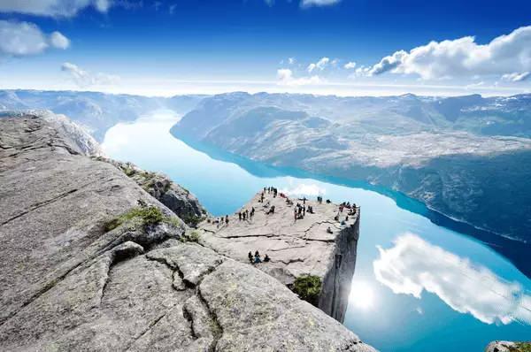 <p>Deniz seviyesinden 604 metre yükselen bu düz tepeli kaya oluşumu, fiyort ve çevresindeki manzaraların nefes kesici manzaralarını sunmaktadır.</p>
