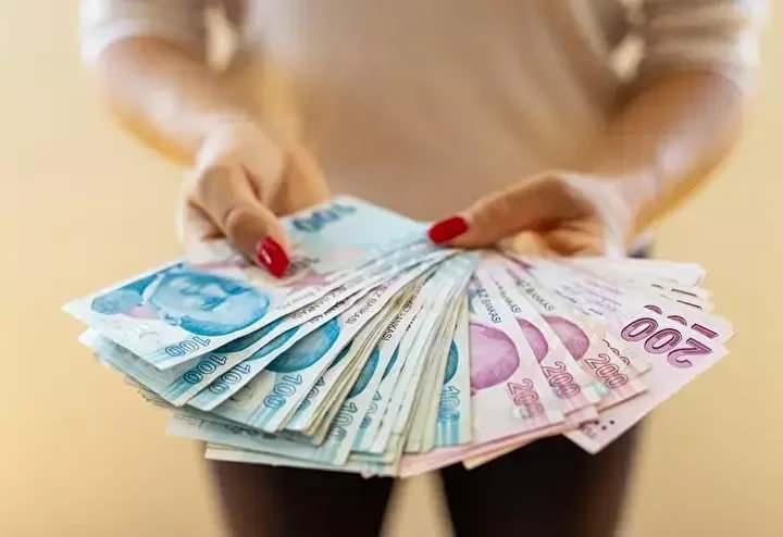 <p>En Düşük Memur Emeklisi Aylığı: 14 bin 741 liradan 17 bin 739 liraya</p>
