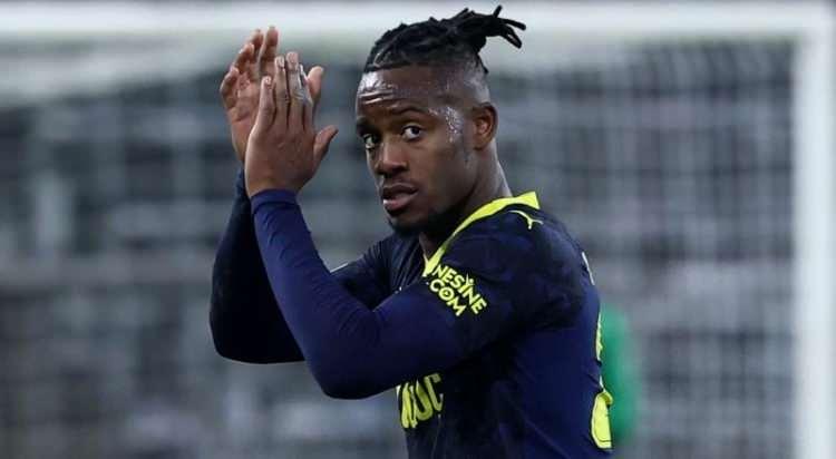 <p>Galatasaray, pazartesi günü Fenerbahçe ile sözleşmesi sona eren Michy Batshuayi'yi kadrosuna kattığını KAP'a bildirecek.<br />
<br />
(Sabah)</p>