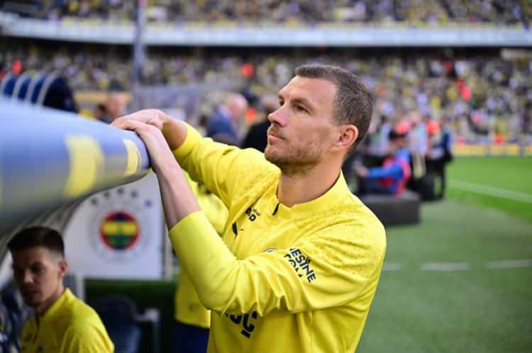 <p>Fenerbahçe'nin tecrübeli santrforu Edin Dzeko, takımdan ayrılmaya hazırlanıyor.<br />
<br />
Golcü oyuncu Hajduk Split Teknik Direktörü Gennaro Gattuso ve sportif direktör Nikola Kalinic'in teklifini kabul etti.<br />
<br />
(Sport Mediaset)</p>