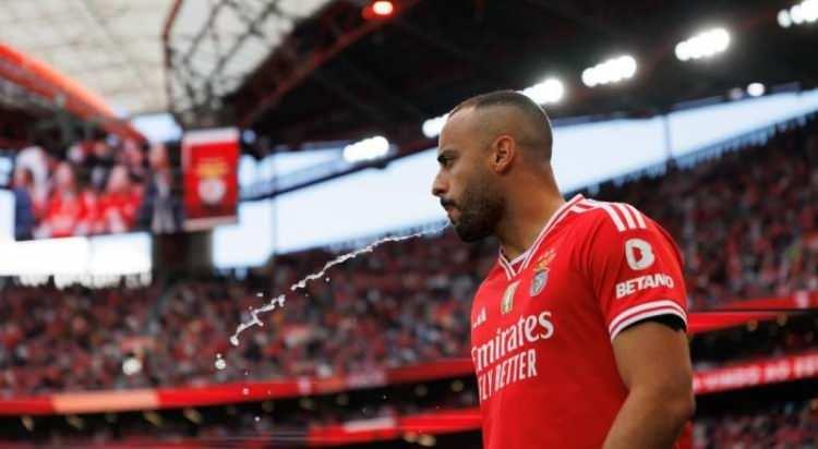 <p>Devre arasında Al Musrati'yi Braga'dan kadrosuna katan Beşiktaş, Benfica ile sözleşmesi biten Rafa Silva'yı da geçtiğimiz hafta renklerine bağlamıştı.<br />
<br />
Forvet transferinde de rota aynı... Siyah beyazlılar, Benfica'nın 26 yaşındaki Brezilyalı golcüsü Arthur Cabral'ın peşinde.<br />
<br />
(FANATİK)</p>