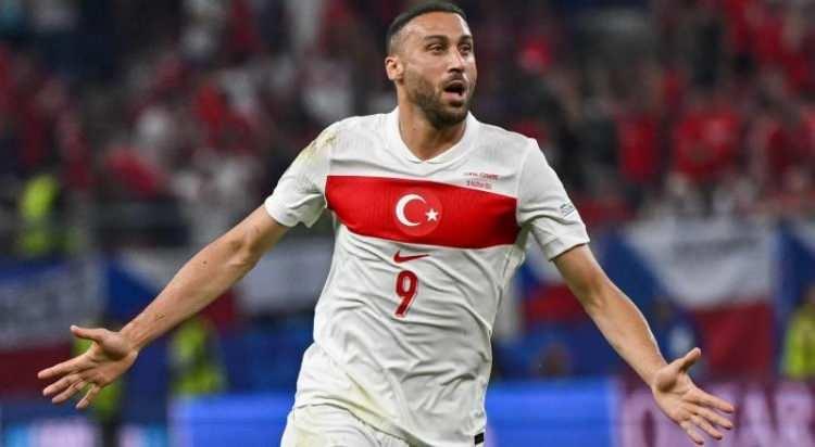 <p>Fenerbahçe, Beşiktaş ile sözleşme yenilemeyen Cenk Tosun'un peşinde.<br />
<br />
Sarı lacivertliler, Cenk'in menajeri ile ilk teması kurdu. EURO 2024 sonrası yüz yüze görüşülecek. Cenk Tosun'un da teklife çok sıcak baktığı gelen haberler arasında.<br />
<br />
(TAKVİM)</p>